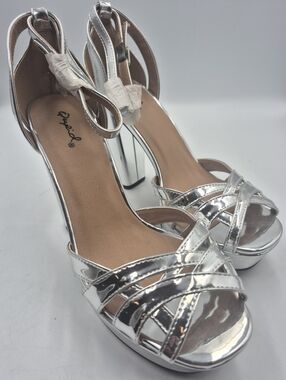 Qupid Strappy Block Heel Shoes. Size 8 1/2"